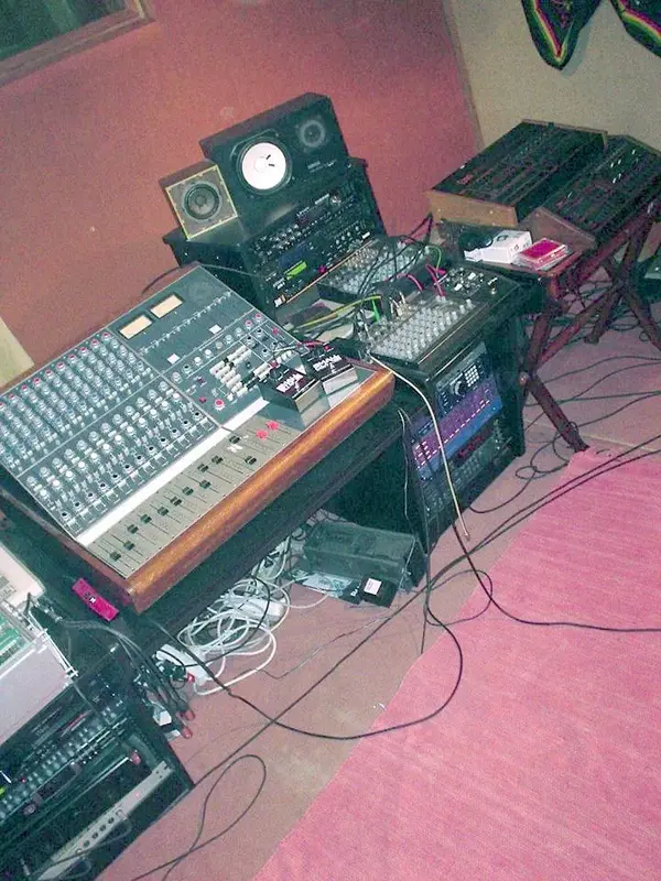 Studio setup referencing Daft Punk–era chorus and synth textures